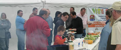 Barbecue pour toute l'entreprise après le saut en parachute